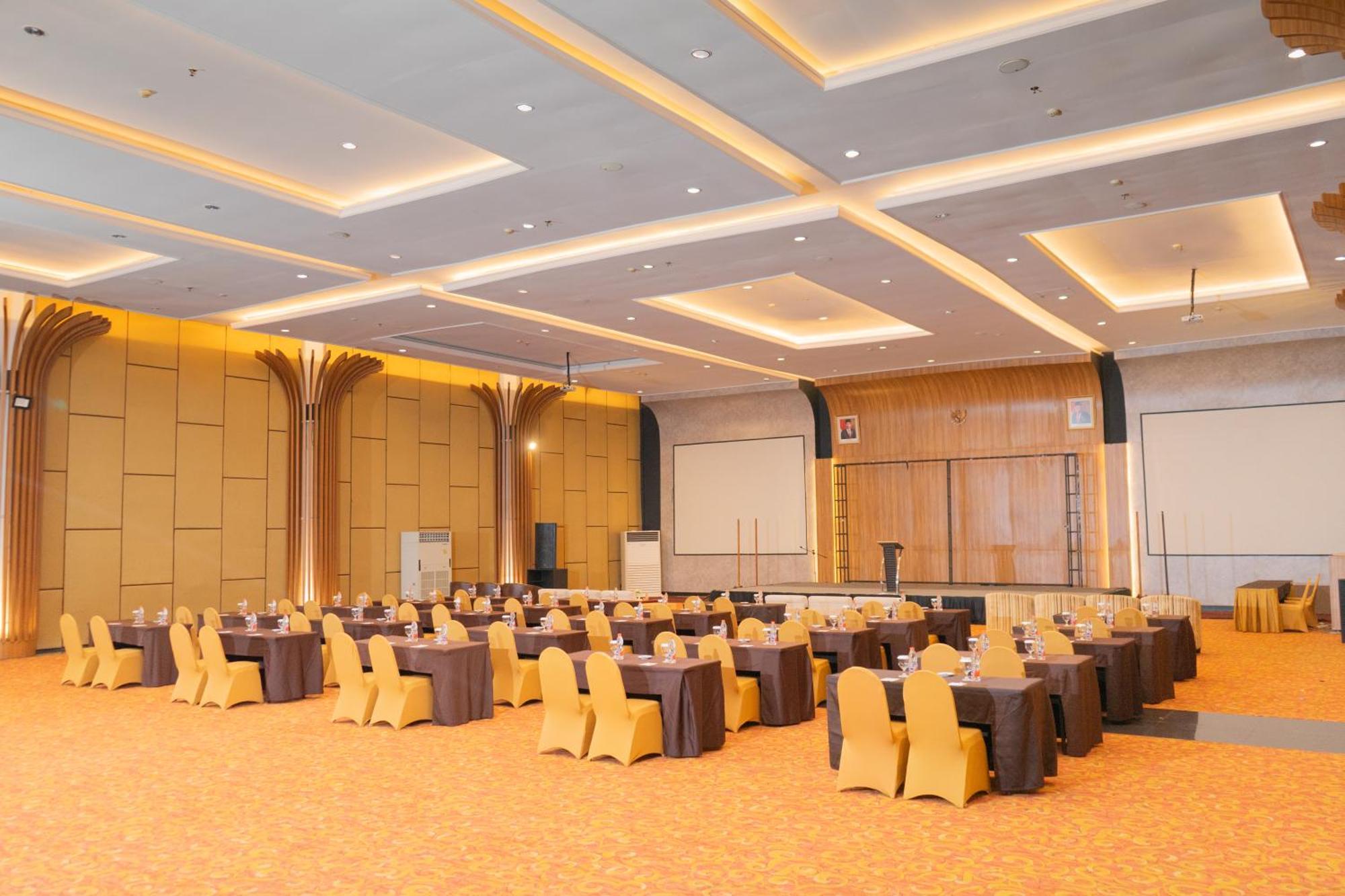 Brits Hotel Pangkalan Bun Exterior photo